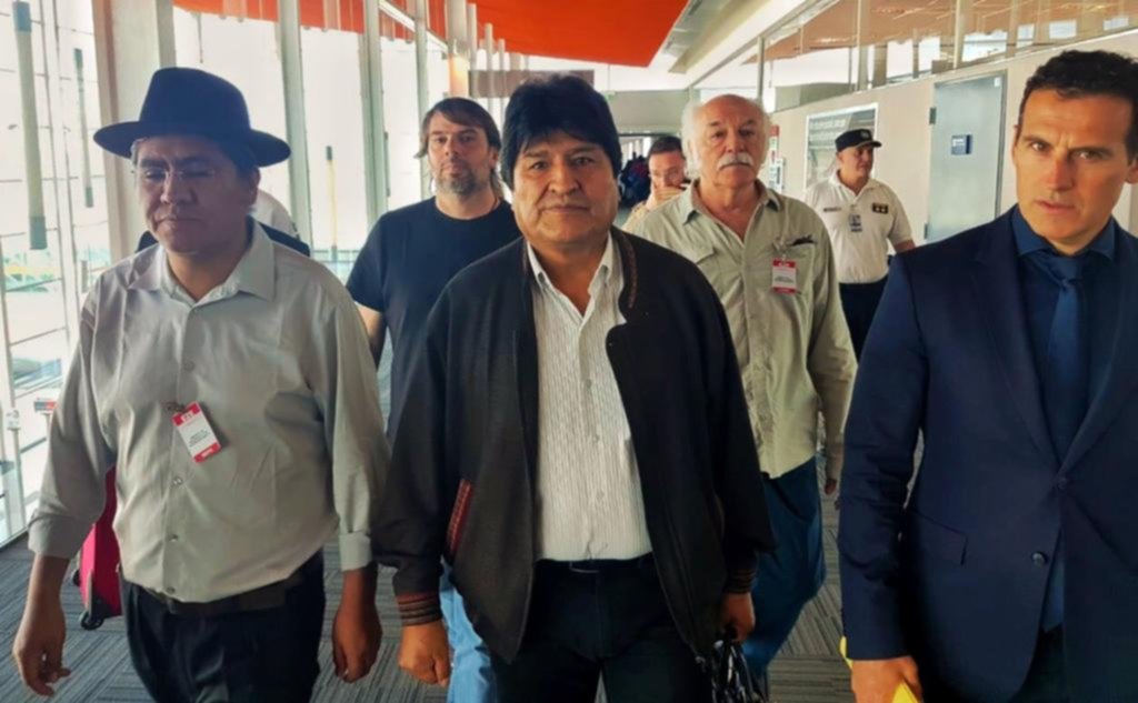 Evo Morales llegó a la Argentina y pidió el estatus de refugiado político