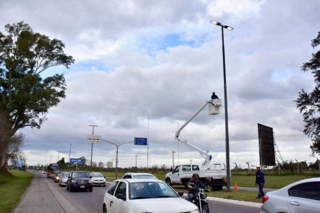 Vecinos apuntan fallas en luces LED