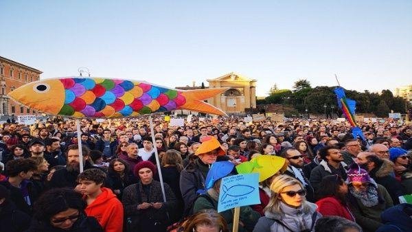 Las “sardinas” coparon las calles de Roma para protestar contra el fascismo
