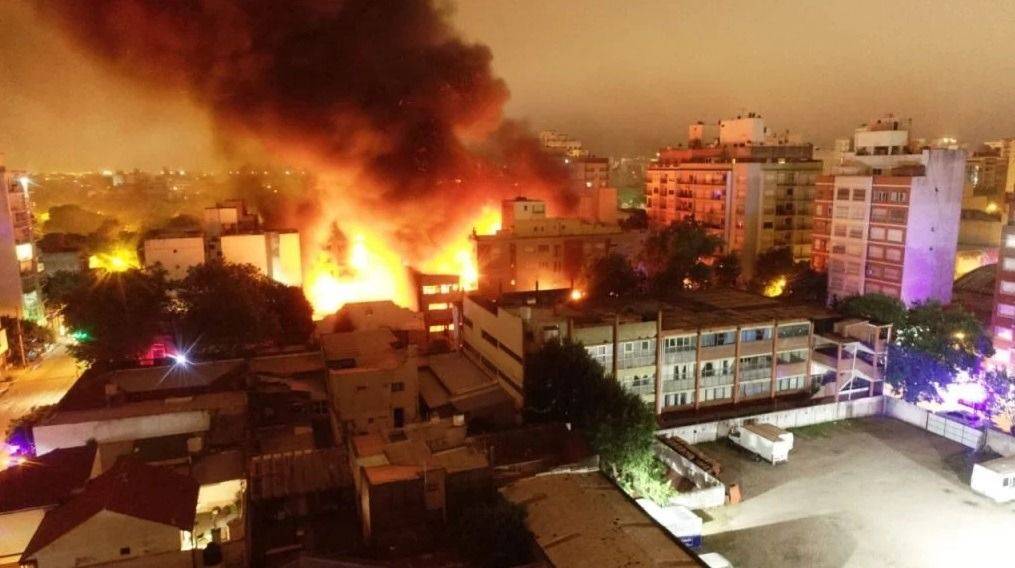 Mirá las fotos del impresionante incendio de la distribuidora marplatense: 100 vecinos evacuados