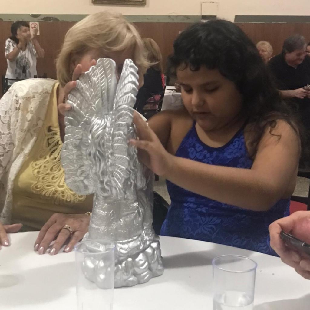 Tiene 10 años, perdió la visión y la premiaron por su libro