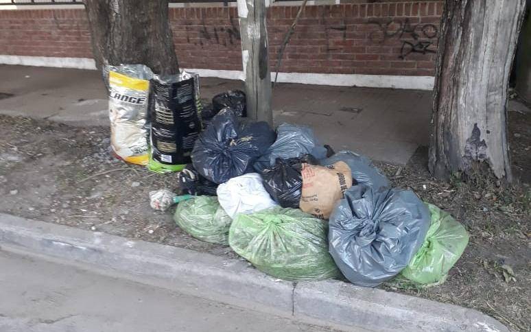 Basura acumulada en las calles de City Bell