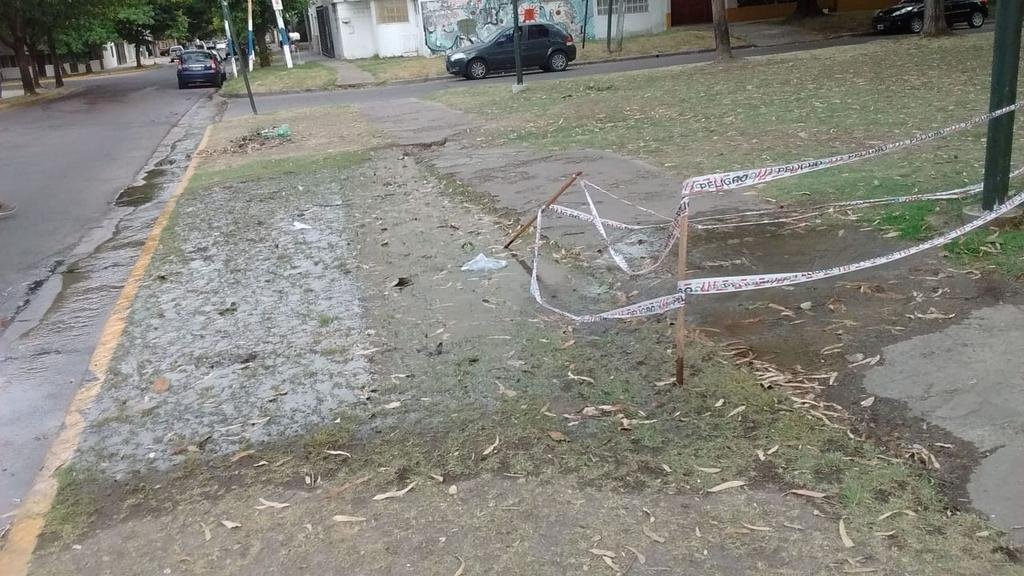 Riesgo por una cañería rota cerca de una luminaria