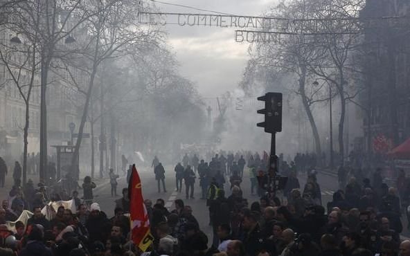 Francia protesta en las calles ante un Gobierno decidido a mantener su reforma jubilatoria