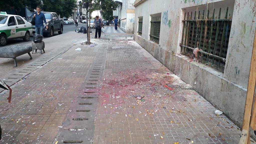 Enchastre crónico en la vereda céntrica de 48 entre 6 y 7 por las recibidas