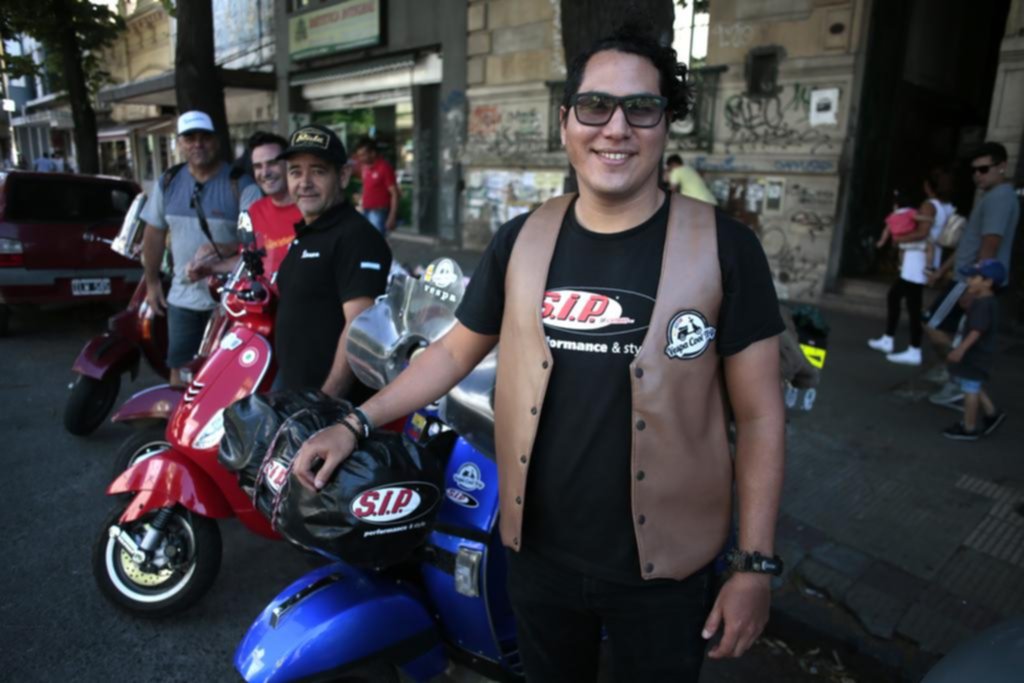 Un joven ecuatoriano hizo escala en La Plata en su gira por Latinoamérica con una Vespa