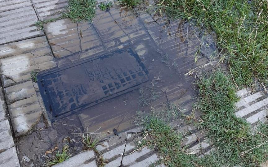 Cañería rota destruye una vereda en Los Hornos