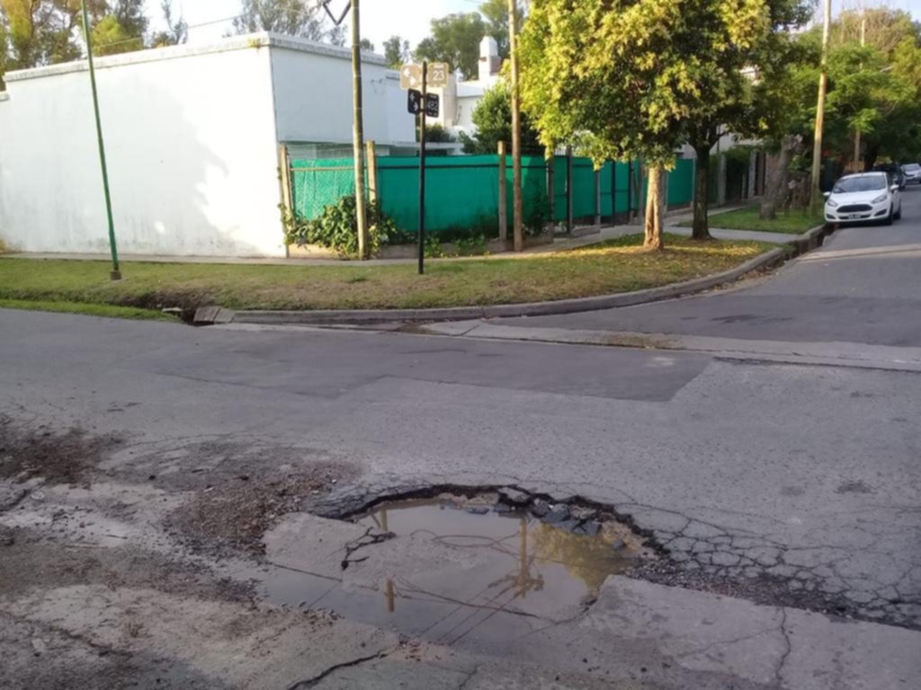 En Gonnet están “hartos” de los profundos baches