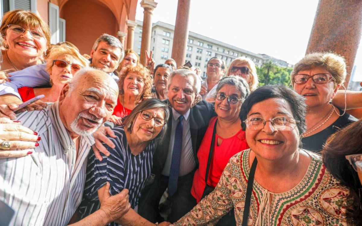El Presidente compartió una merienda con jubilados en la Casa Rosada