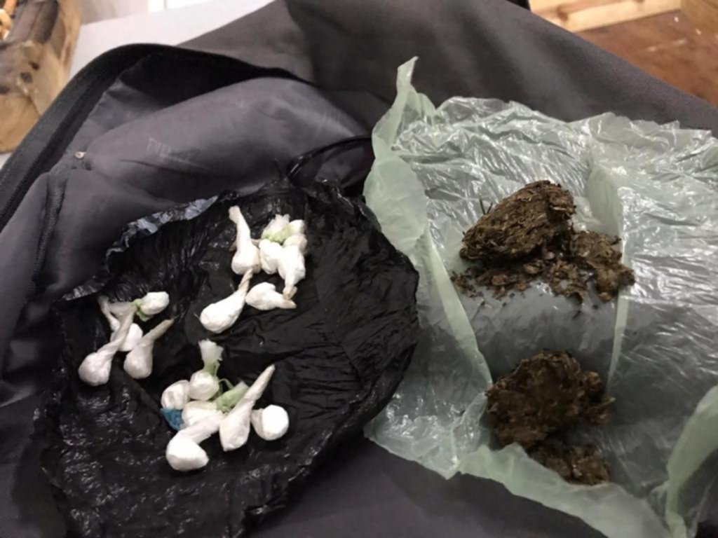 Detenidos por narco menudeo en una plaza, a metros de una escuela