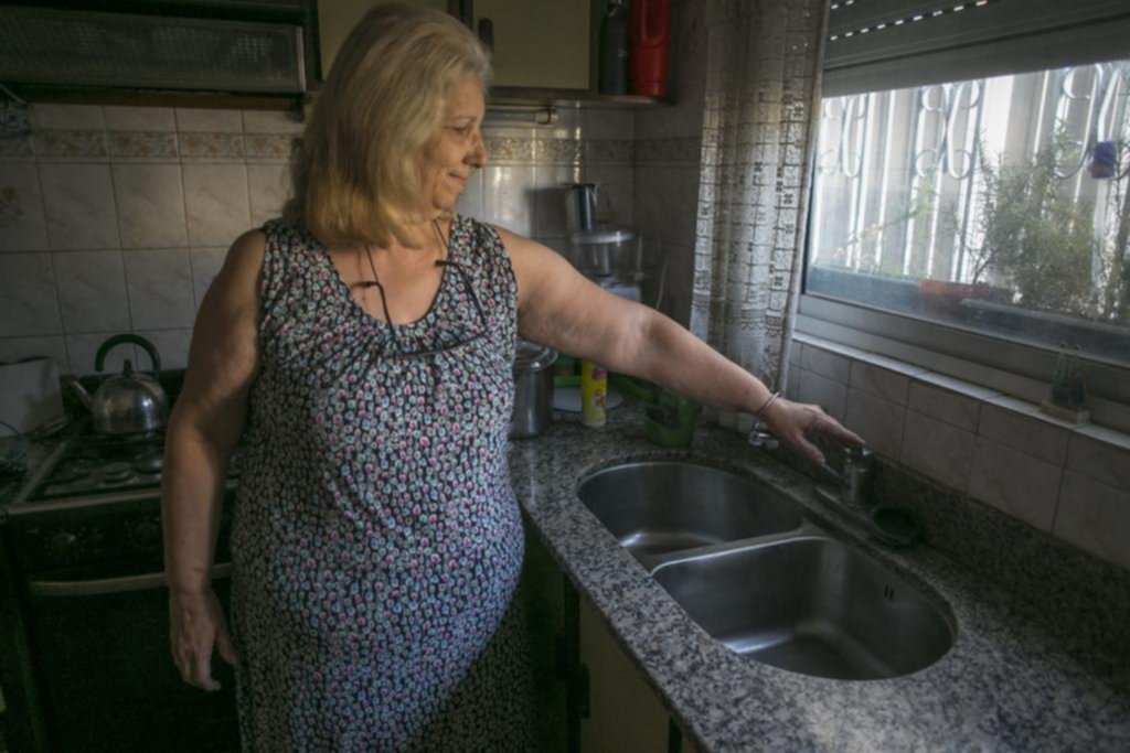 Vecinos de Villa Elvira llevan casi un mes con penurias por la baja presión del agua