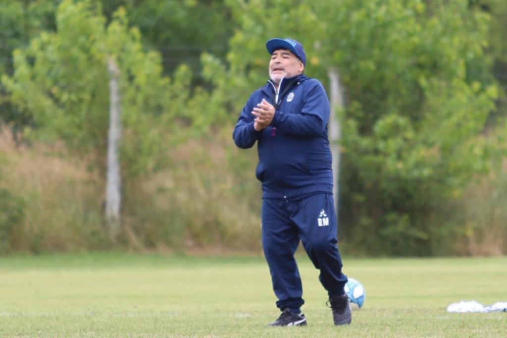 Maradona busca casa en La Plata para venirse a vivir