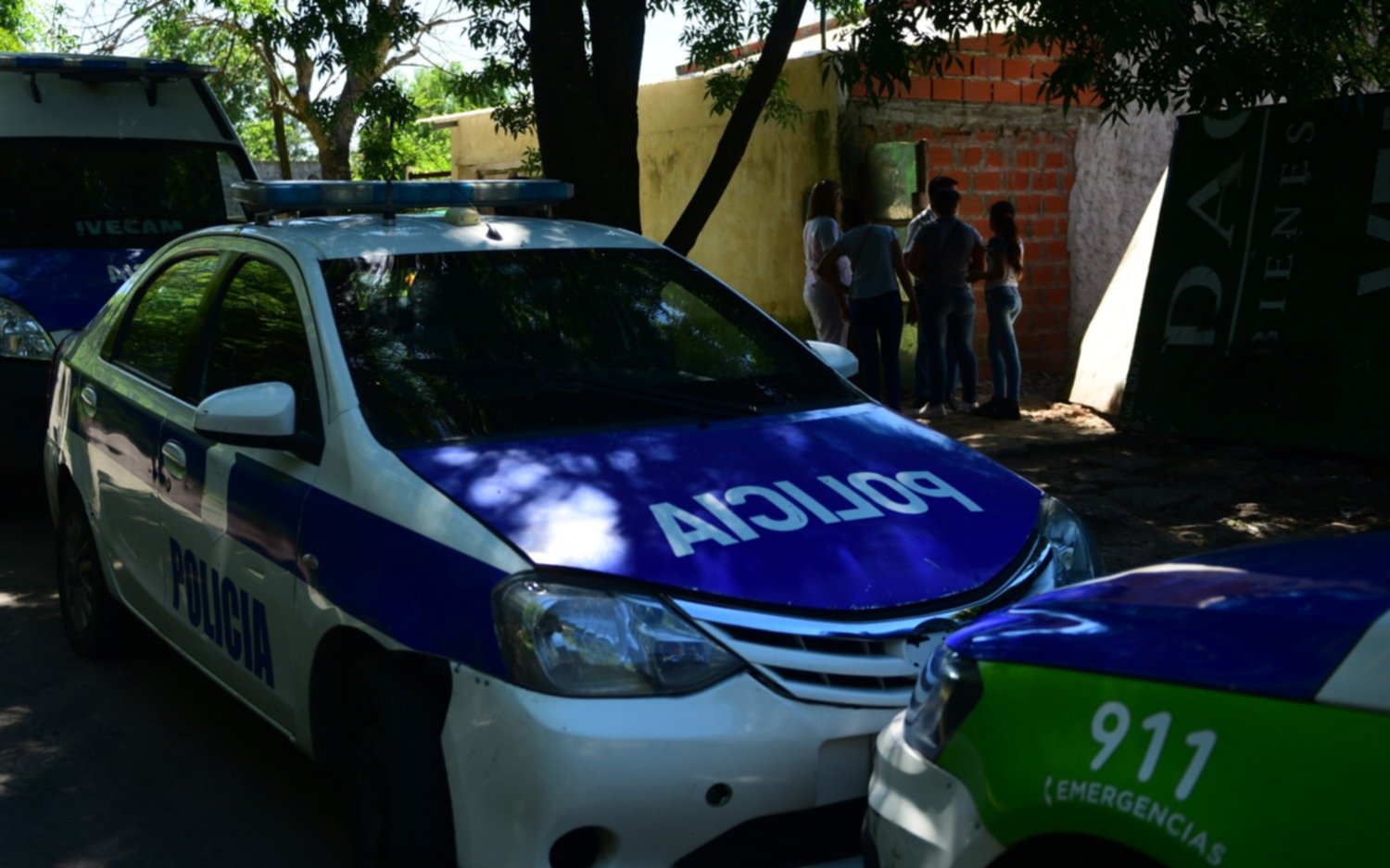 Ladrón se trepó a un árbol para esconderse de la policía tras intento de robo en Los Hornos