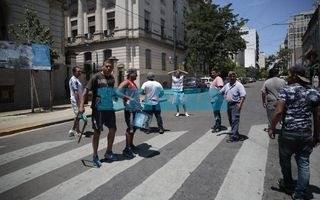 Una olla popular y piquete en pleno centro de La Plata generaron caos vial: más cortes
