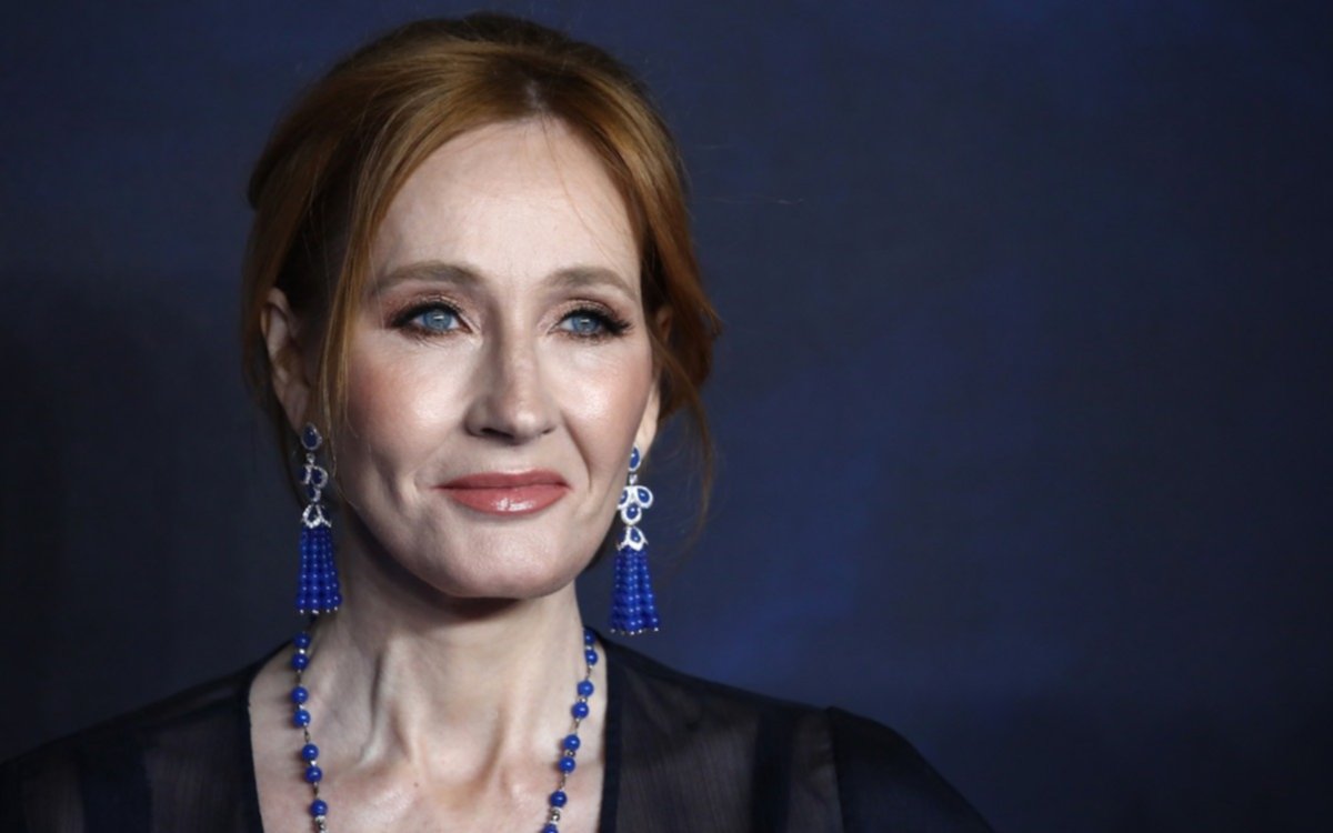 En redes sociales acusan a J.K. Rowling de transfóbica por un tuit