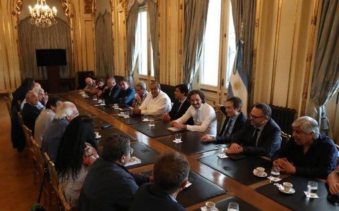 El Gobierno acordó con los gremios el pago de una suma fija para el sector privado
