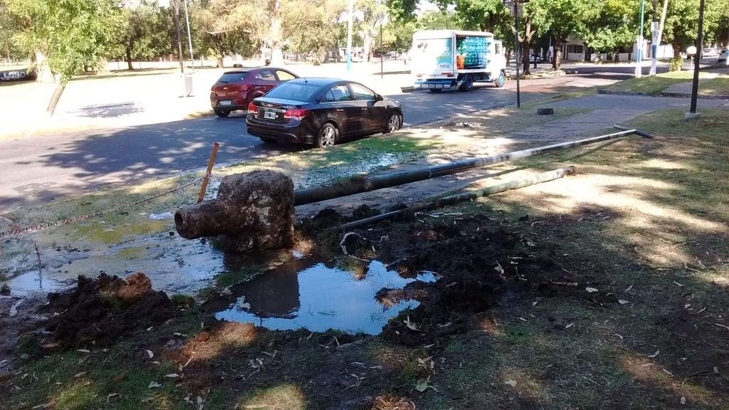 Renuevan un pedido por una cañería rota en 52 y 27