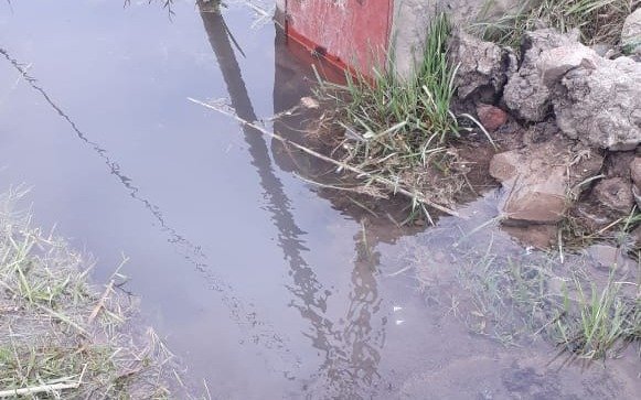La falta de agua producto de pérdidas, una constante en barrios de la región
