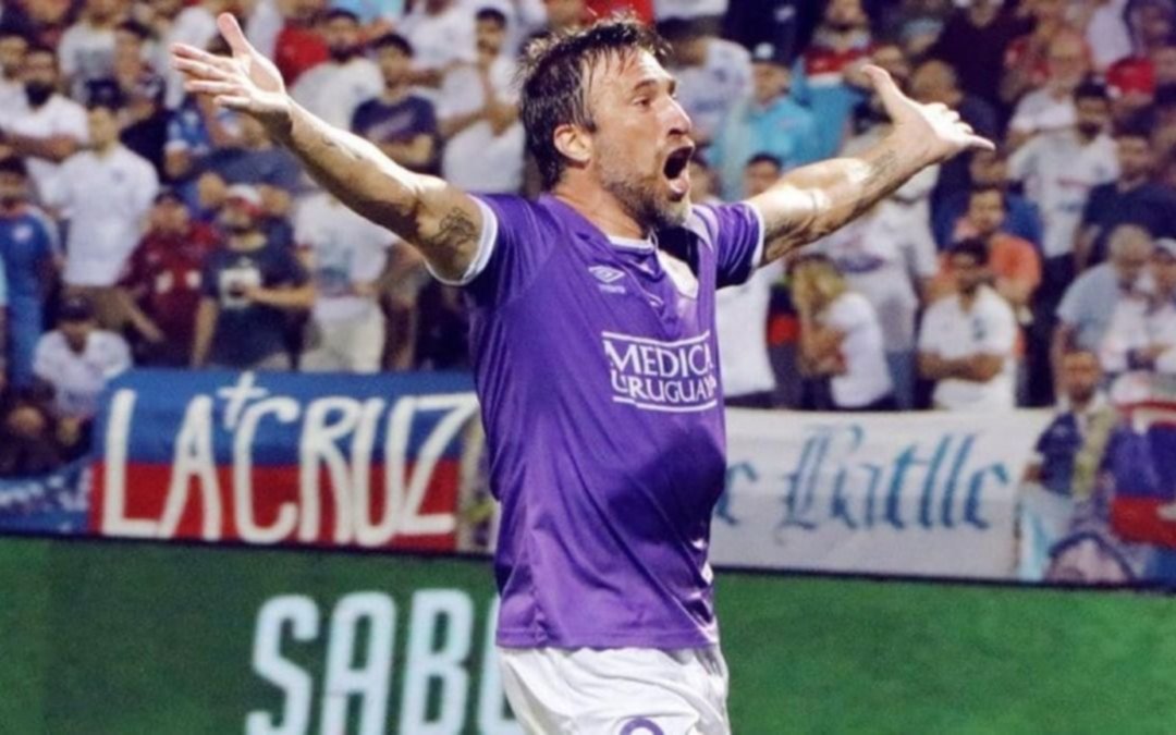 Quilmes gestiona la llegada del delantero Mariano Pavone 