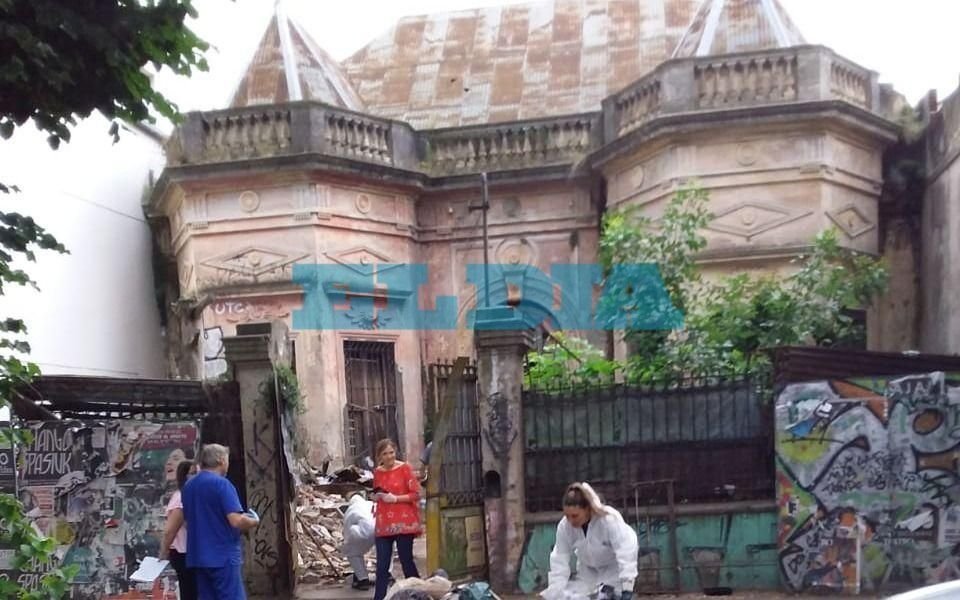Fuerte operativo municipal de limpieza en una casona lindera a un jardín