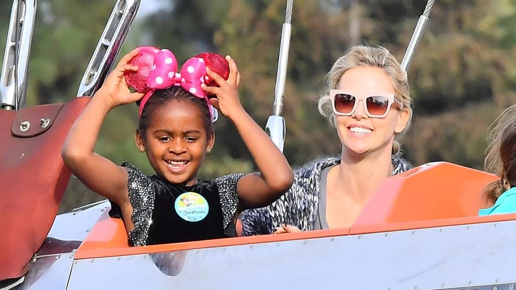 Charlize Theron contó por qué hizo público que su hija es trans
