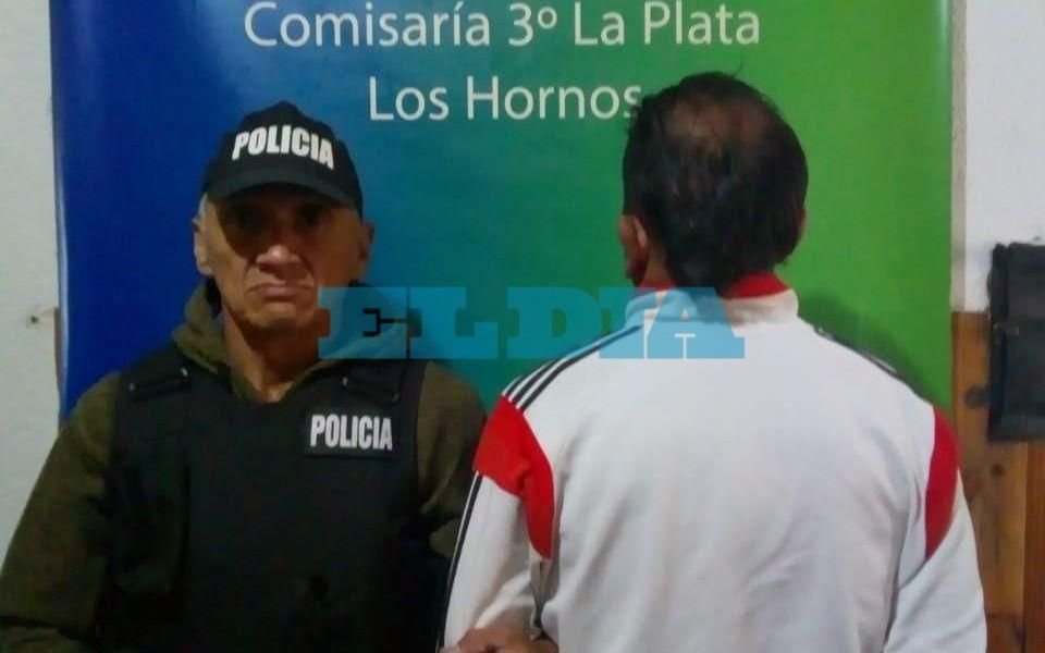 Estupor en Los Hornos por el asesinato de un joven que fue apuñalado en la cabeza