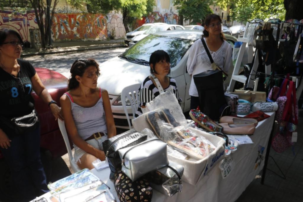 Mujeres de feria para cubrir el costo de la canasta de las fiestas