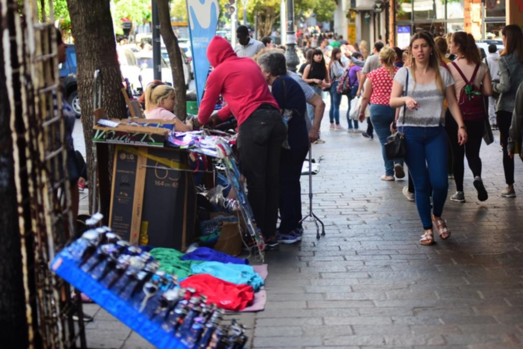 Con el movimiento por las ventas navideñas, creció la invasión de ambulantes