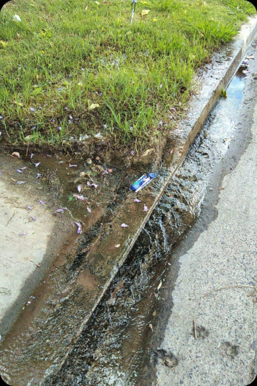 Reclamos por una pérdida de agua en 13 entre 73 y 74