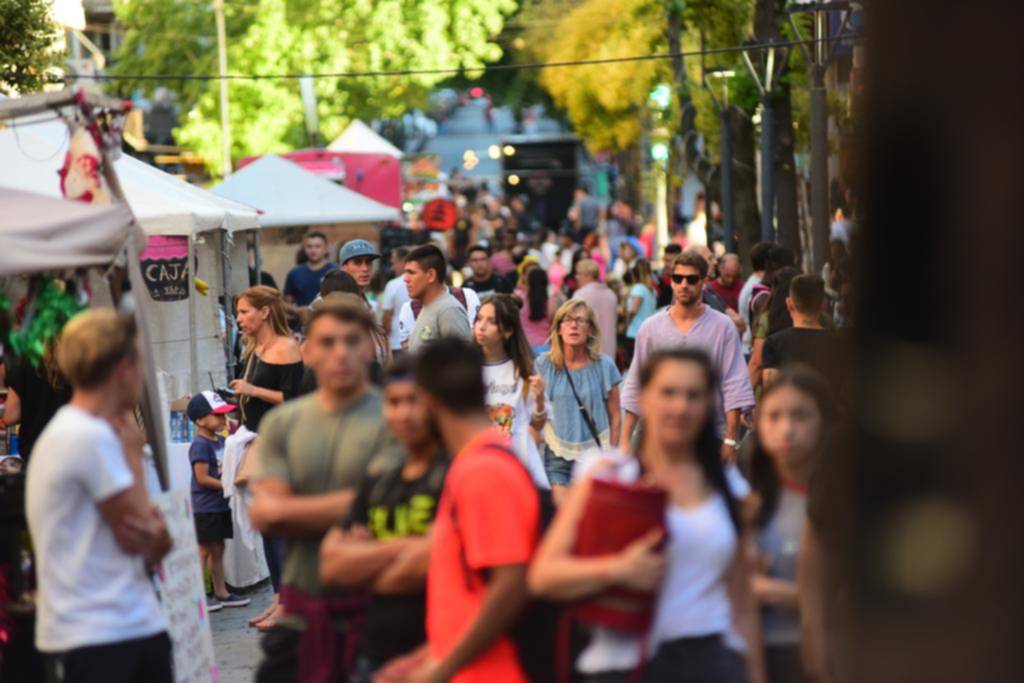 El arranque del verano a pleno sol se repartió entre los paseos públicos y el apuro navideño
