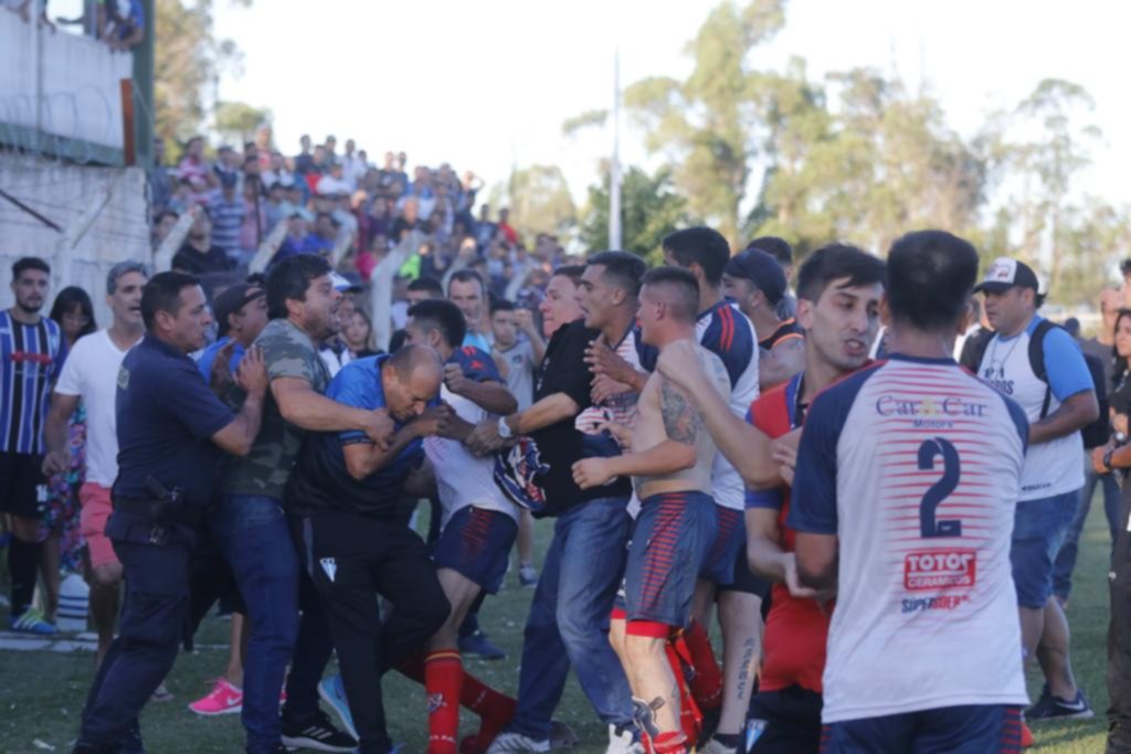 Ringuelet sigue en la A y, al final, hubo piñas y corridas