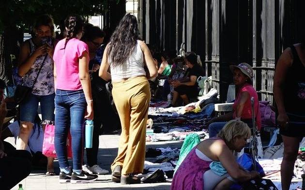 Comerciantes platenses piden controles por el funcionamiento "irregular de ferias"