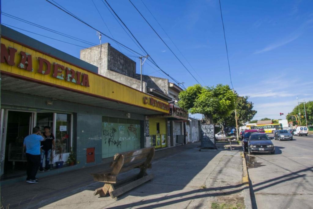 Por la noche, una cuadra de Villa Elvira a merced de ladrones