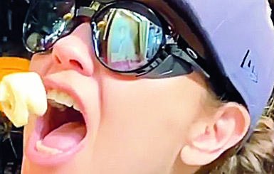 Thalía se viraliza por comer una fondue de queso