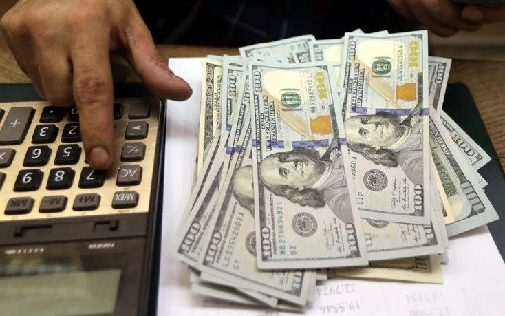 Cómo comprar dólar legal y sin pagar el recargo del 30 % tras la Ley de Emergencia Económica