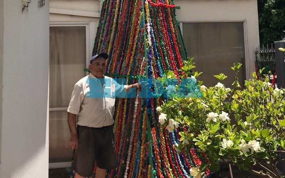 Desafío ecológico: un abuelo platense construyó un árbol de Navidad con 8500 tapitas