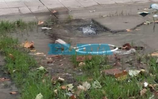 Preocupación por derroche de agua a borbotones en Plaza Malvinas 