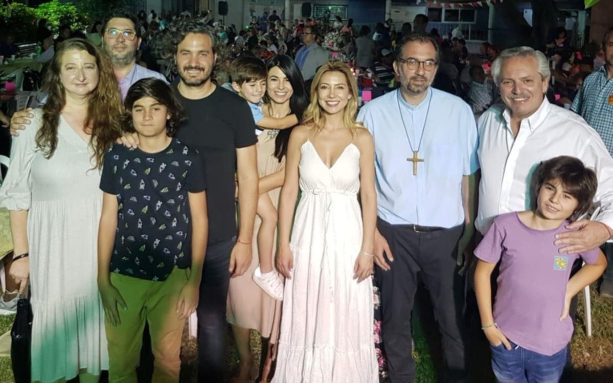 Alberto Fernández hizo una sorpresiva aparición anoche en el santuario de San Cayetano