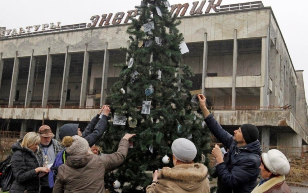 Levantaron un árbol de Navidad cerca de Chernóbil por primera vez desde la tragedia nuclear
