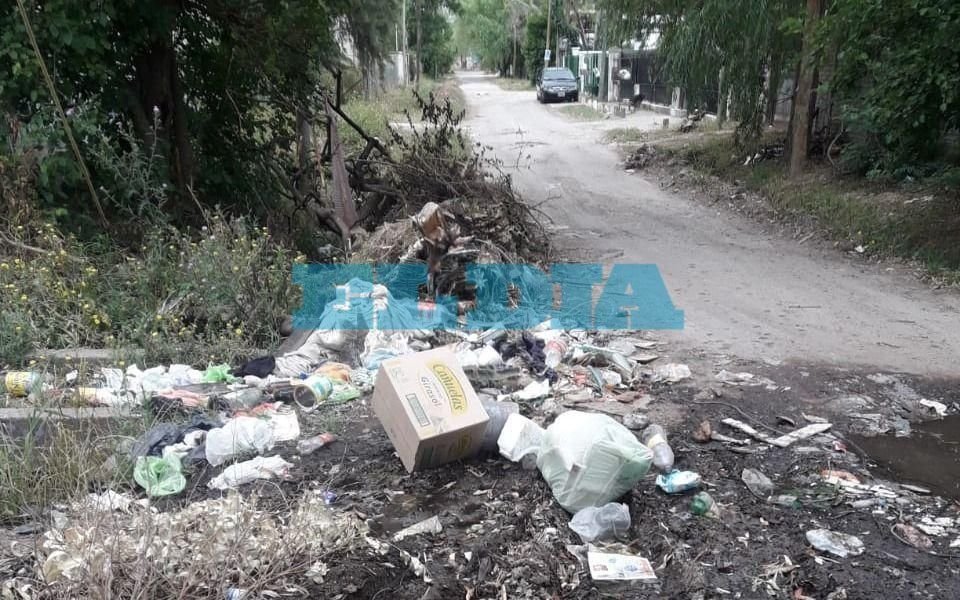 Basural y pérdida de agua en 97 esquina 6