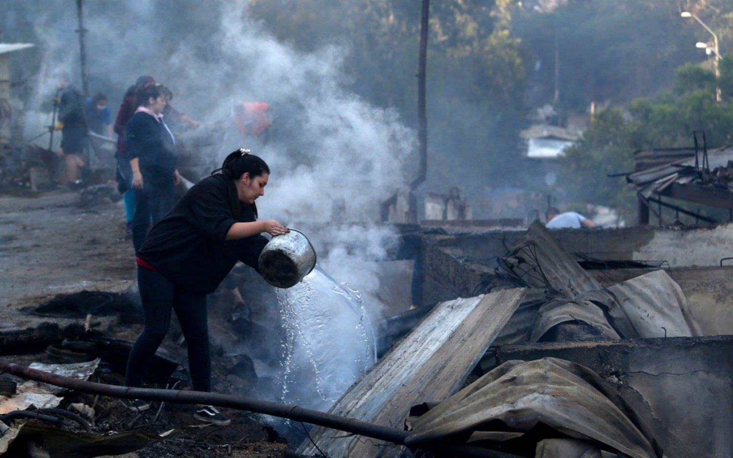 Un feroz incendio consume unas 200 casas en la ciudad chilena de Valparaíso 