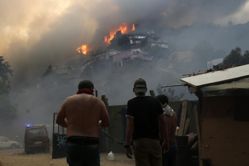 Valparaíso bajo un fuego que creen que es intencional
