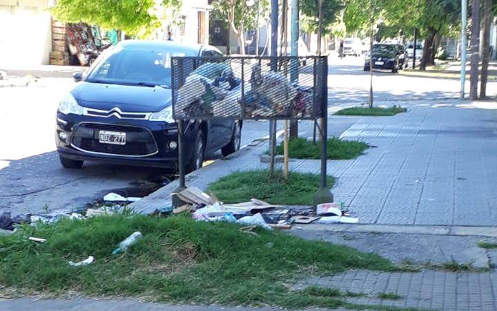 Basura desparramada en los cestos de 57 y diagonal 75