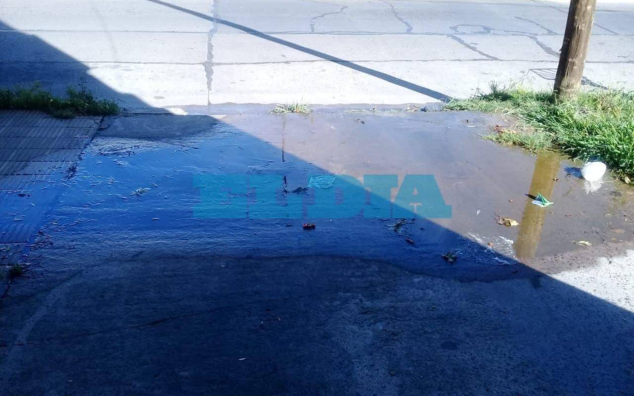 Quejas y hartazgo en La Loma por una pérdida de agua 