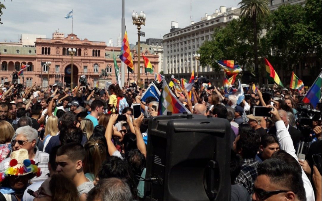 Evo Morales agradeció "el apoyo del pueblo argentino" desde Plaza de Mayo