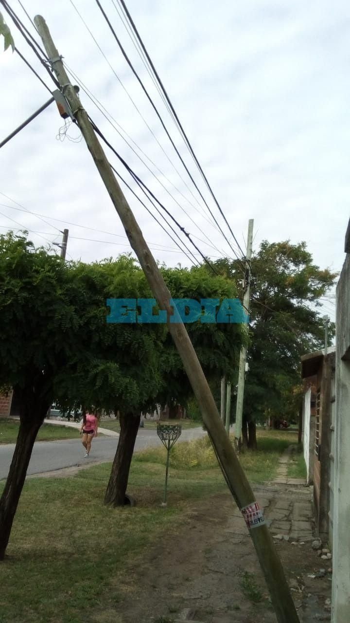 Cambiaron el poste de luz a punto de caer en 59 entre 147 y 148