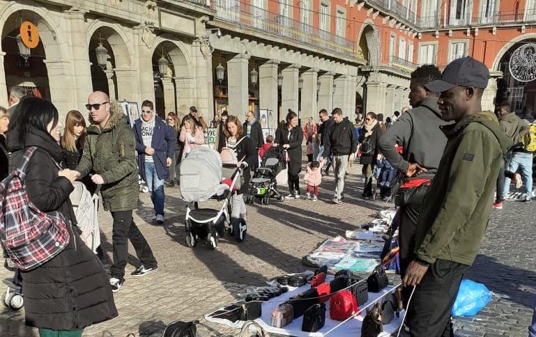 España: entre manteros a la carrera en la capital hasta las ferias de las que viven miles de familias