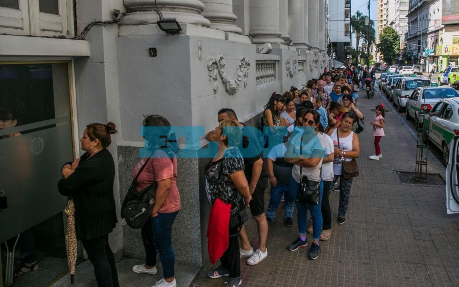Cajeros abarrotados en la Ciudad: cobran jubilados de Provincia, bonos de Anses y AUH