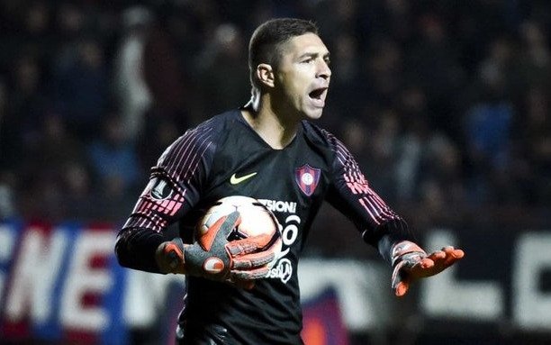 Juan Pablo Carrizo rescindió con Cerro Porteño y fue ofrecido al Lobo