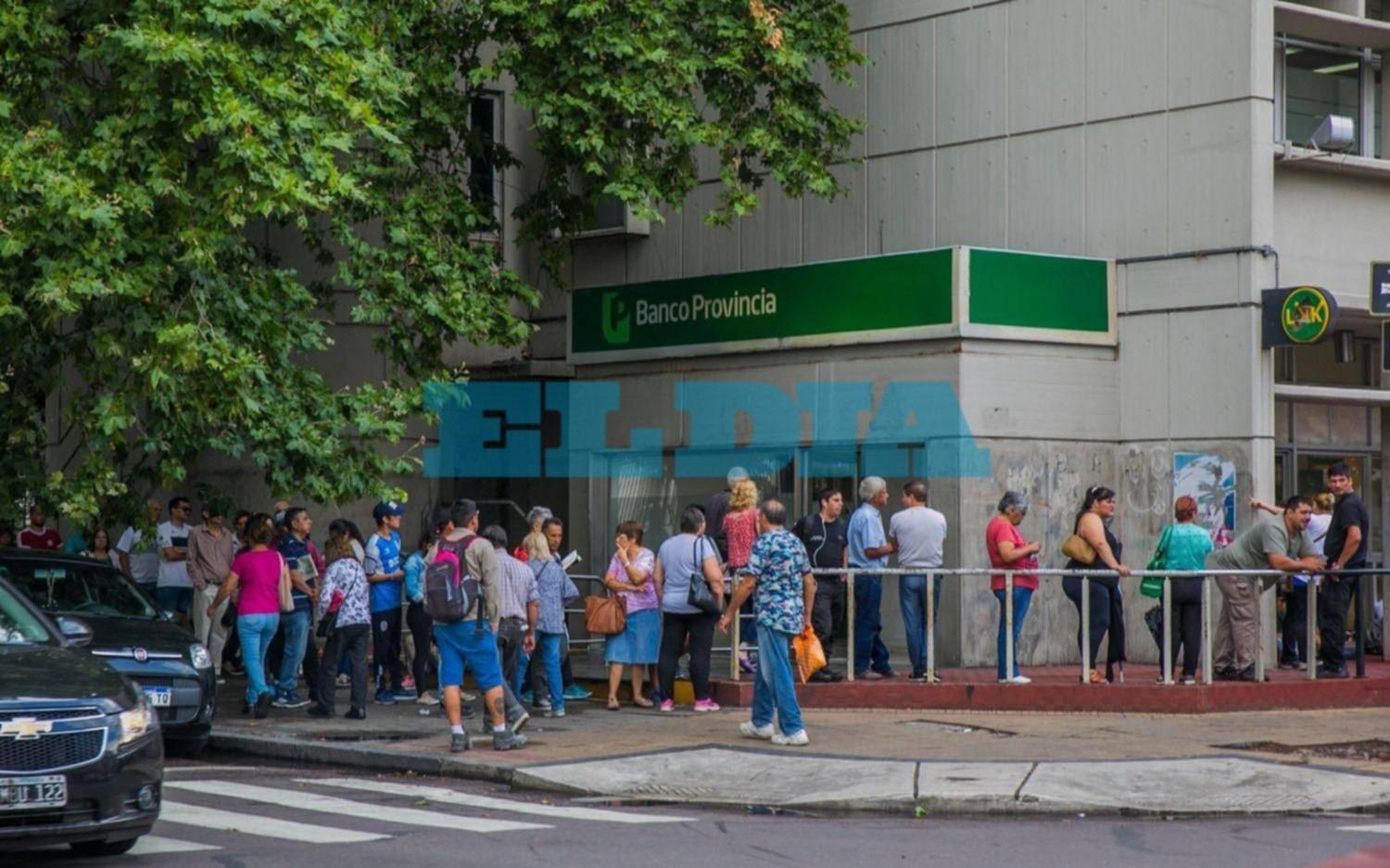 Con los cajeros al rojo vivo, ¿cómo se puede extraer efectivo sin pasar por el banco?